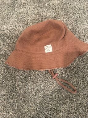 American Eagle Outfitters rust brown bucket hat with chin strap